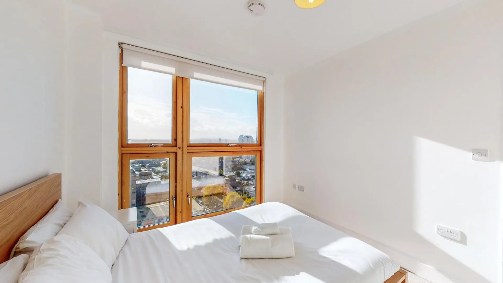 Stylish 2Bed Penthouse With Private Roof Top Terrace In Canary Wharf London